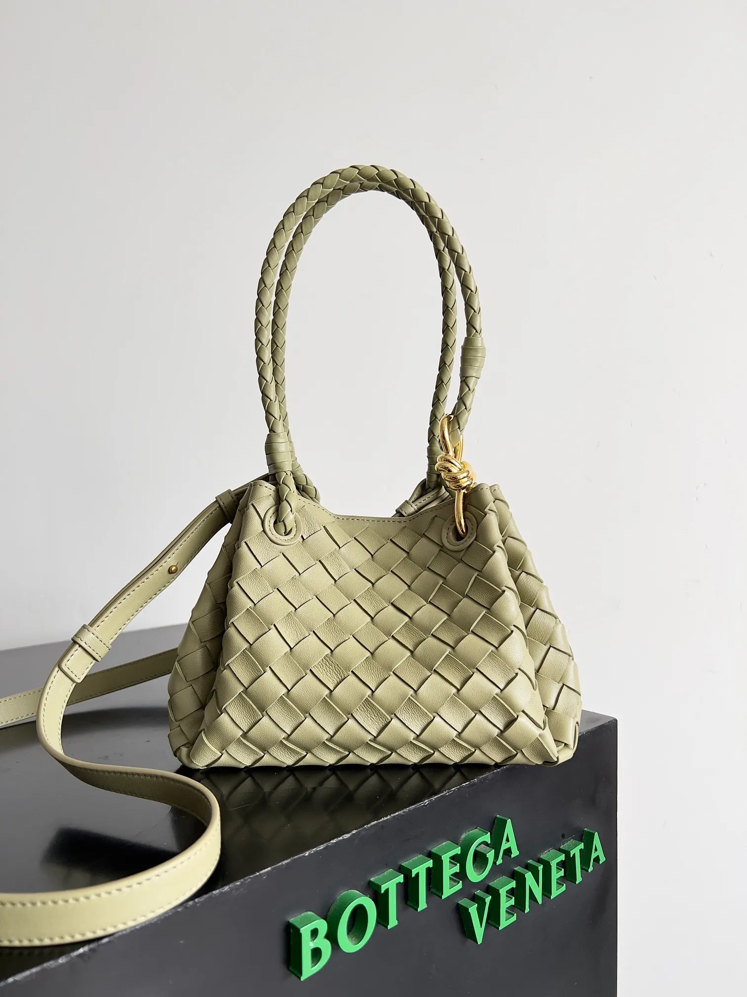 Batch 1760 BV home is new! Andiamo combines the Bottega Veneta archive parachute handbag to inherit retro elements and integrate modern trends. The same style as Shu Qi's in Beijing Night. It is a continuation of the classic bag. It has three functions: hand carry, shoulder and cross-body. It is embellished with metal brass knot buckles. It is small and has an amazing capacity. It can easily hold sunglasses in a box / small bottle of water / powder powder / charger and other daily necessities when going out. The upper body is versatile. Style number: 796569 Size: 21*17*16.5cm
